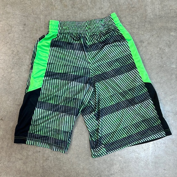 Under Armour Other - LN Under Armour basketball shorts size small